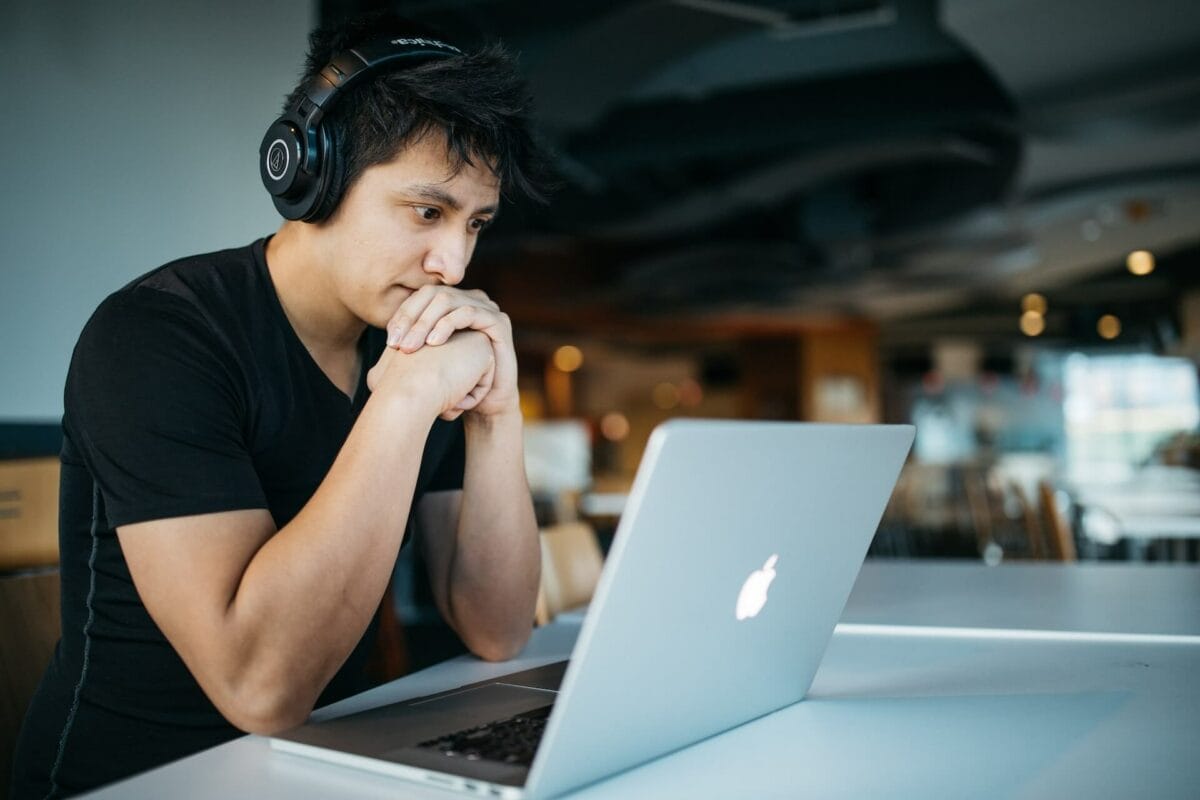 student-listening-to-english-lessons